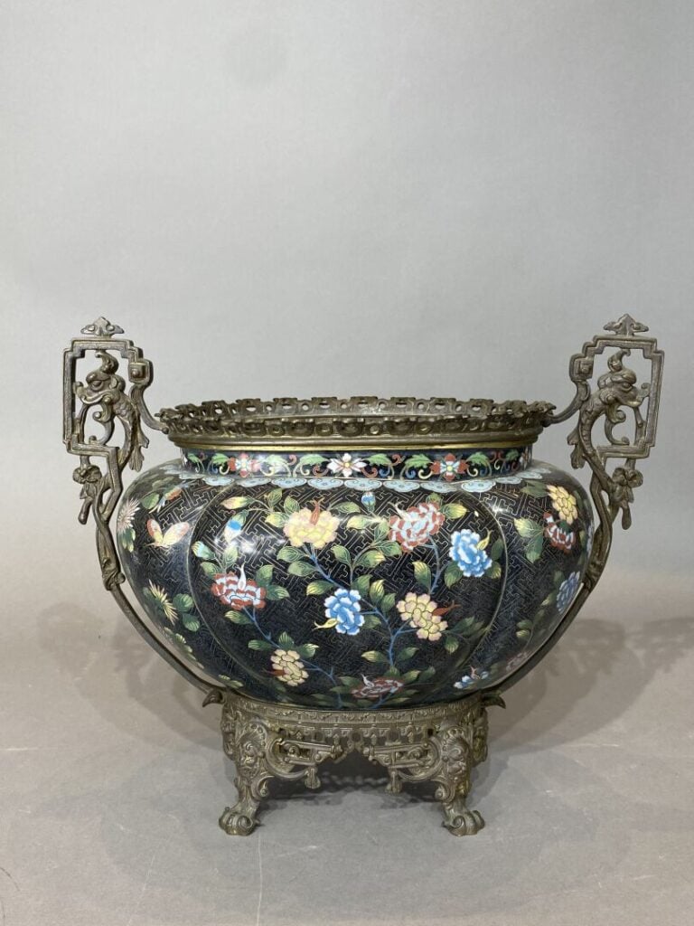 Chine - Jardinière en émaux cloisonnés à décor de rinceaux de pivoines sur fris…