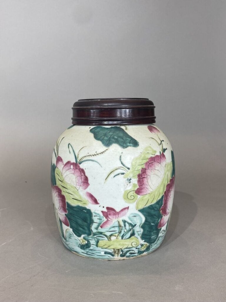 Chine - Jarre en céramique émaillée à décor d'un paysage lacustre de fleurs de…