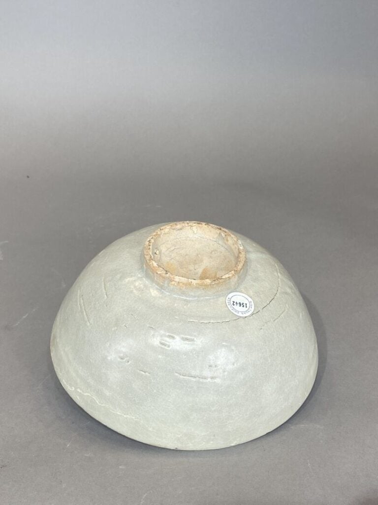 Chine - Large bol en porcelaine céladon pâle de type Swatow portant une étiquet…