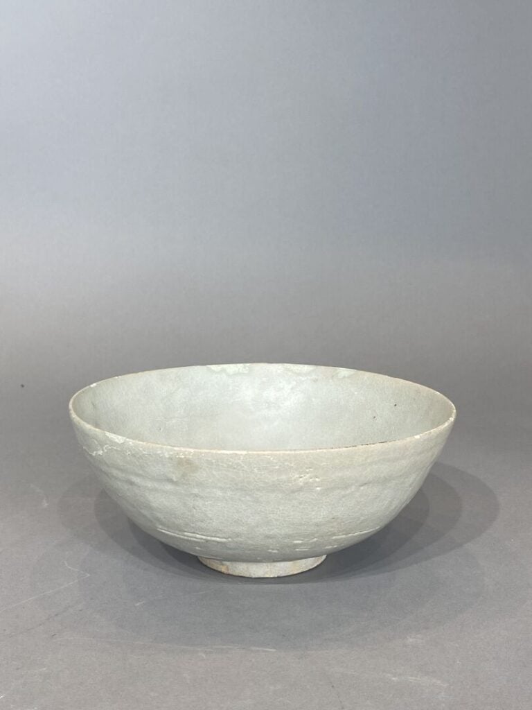Chine - Large bol en porcelaine céladon pâle de type Swatow portant une étiquet…
