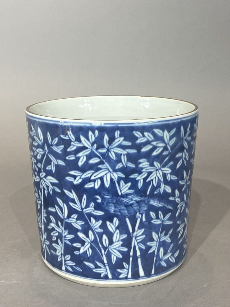 Chine - Large pot à pinceaux en céramique bleu blanc à décor de bambou - H: 18…