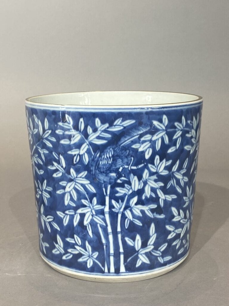 Chine - Large pot à pinceaux en céramique bleu blanc à décor de bambou - H: 18…