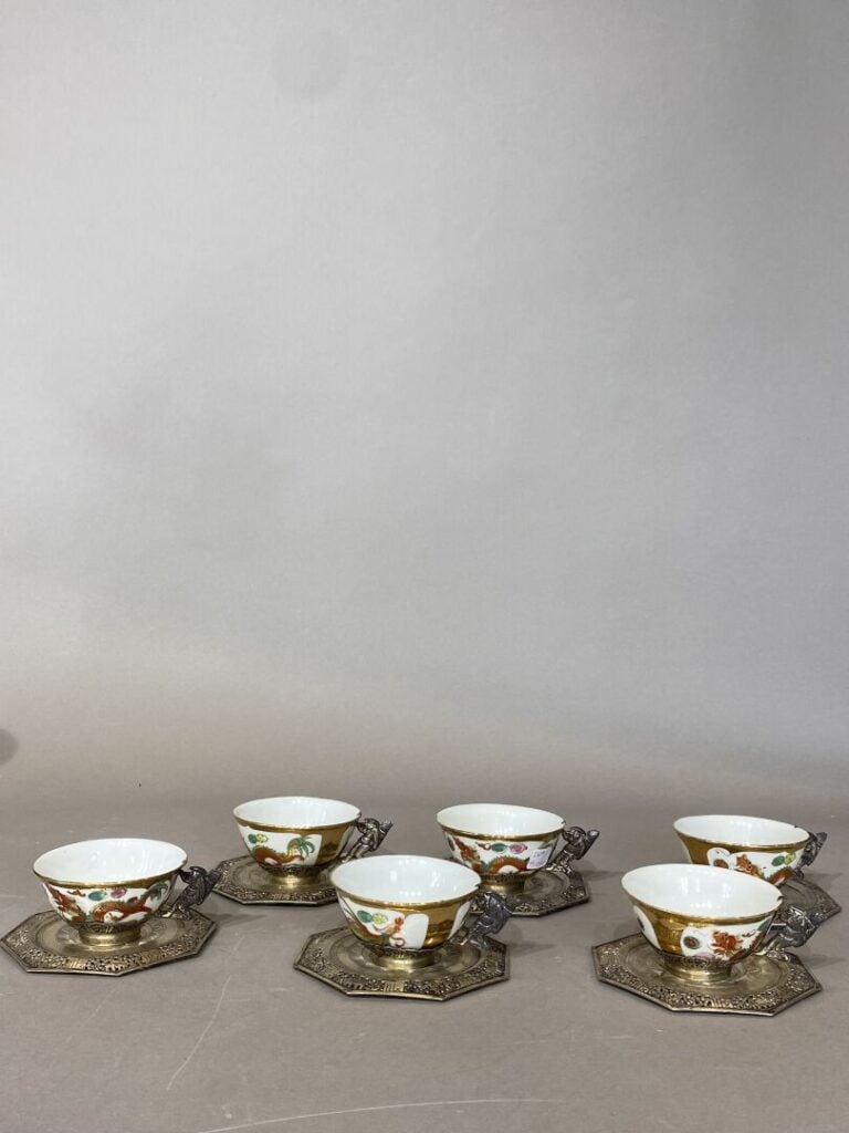 Chine - Lot de six tasses et sous-tasses en porcelaine émaillée à monture en mé…