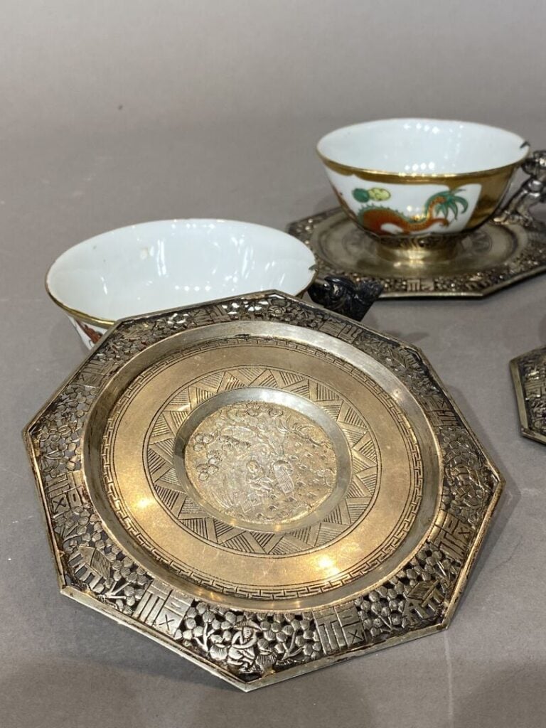 Chine - Lot de six tasses et sous-tasses en porcelaine émaillée à monture en mé…