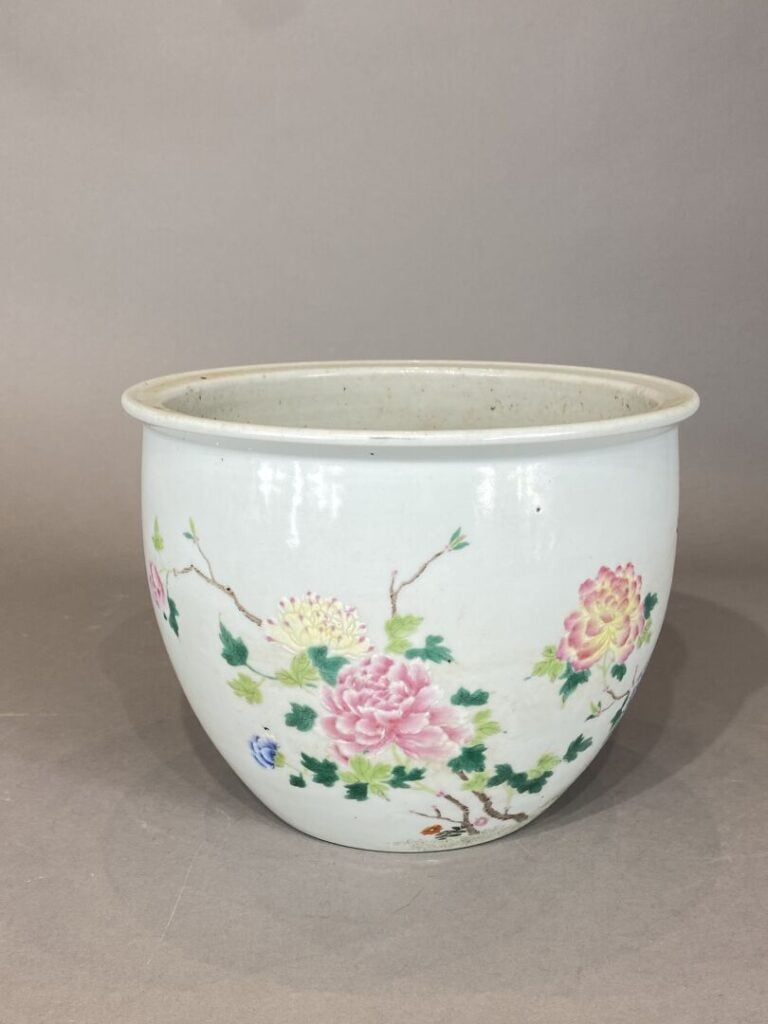 Chine, Minguo - Jardinière en porcelaine émaillée à décor de volatiles sur des…