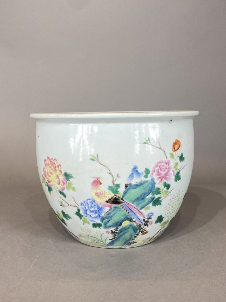 Chine, Minguo - Jardinière en porcelaine émaillée à décor de volatiles sur des…