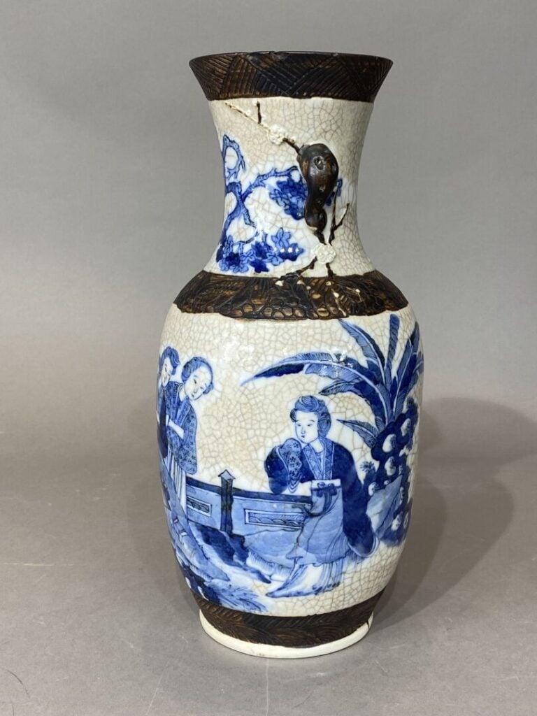 Chine, Nankin - Vase balustre en céramique craquelé blanc bleu à décor de femme…