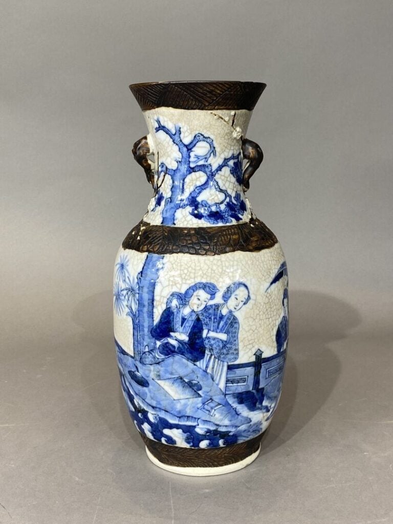 Chine, Nankin - Vase balustre en céramique craquelé blanc bleu à décor de femme…