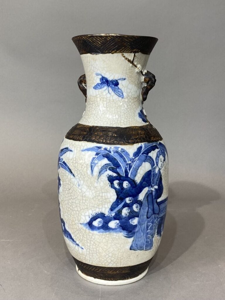 Chine, Nankin - Vase balustre en céramique craquelé blanc bleu à décor de femme…