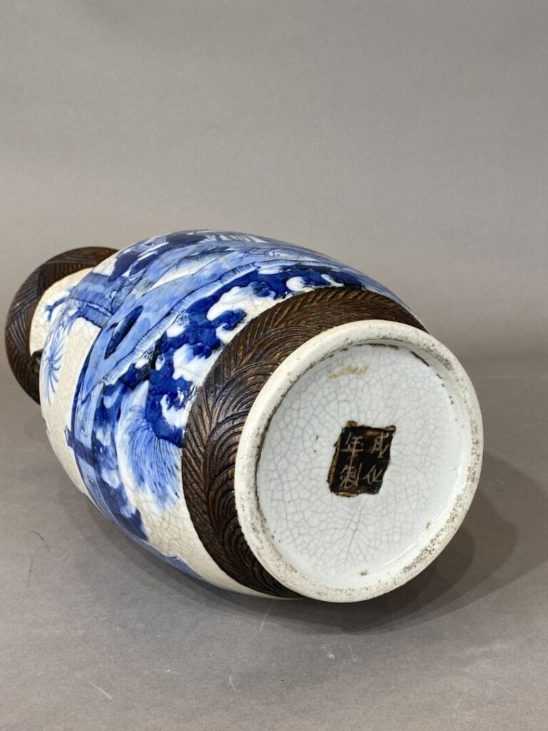 Chine, Nankin - Vase balustre en céramique craquelé blanc bleu à décor de femme…