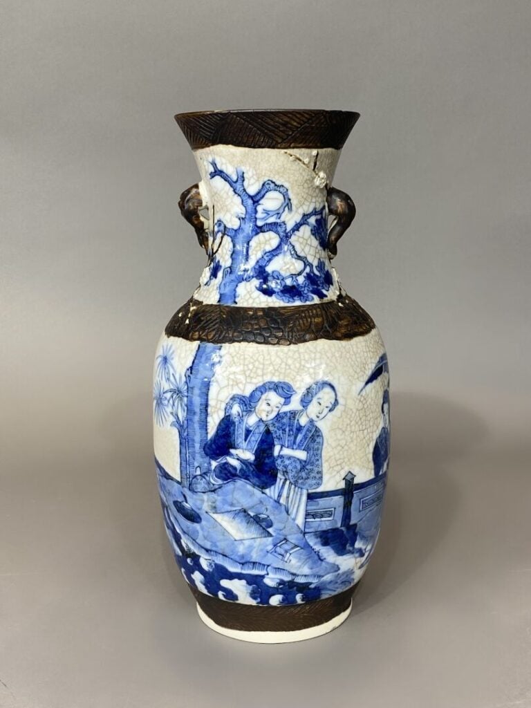 Chine, Nankin - Vase balustre en céramique craquelé blanc bleu à décor de femme…