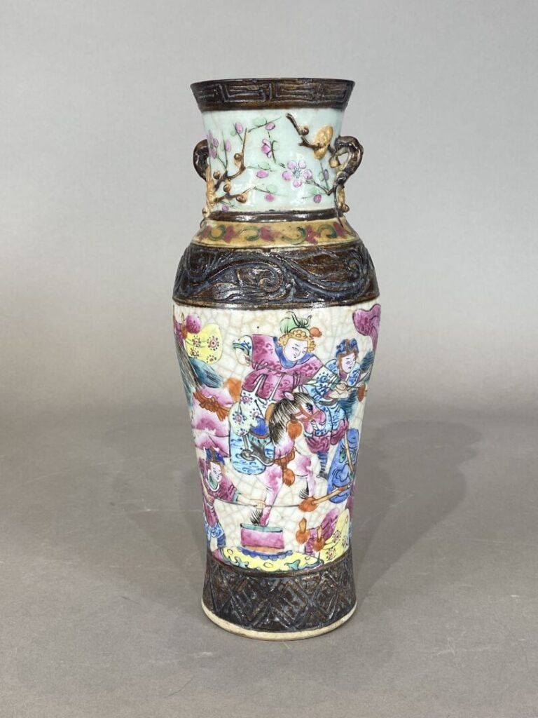 Chine, Nankin - Vase balustre en porcelaine émaillée dans le style de la famill…
