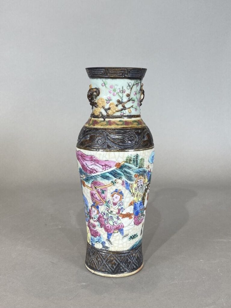 Chine, Nankin - Vase balustre en porcelaine émaillée dans le style de la famill…