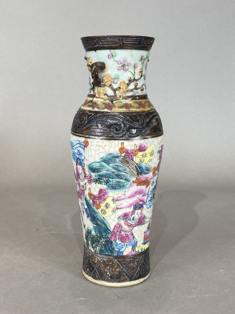 Chine, Nankin - Vase balustre en porcelaine émaillée dans le style de la famill…
