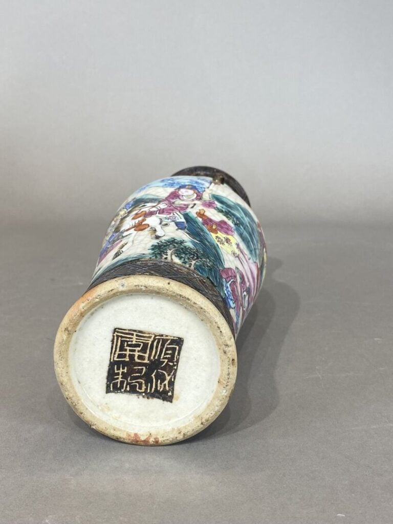 Chine, Nankin - Vase balustre en porcelaine émaillée dans le style de la famill…