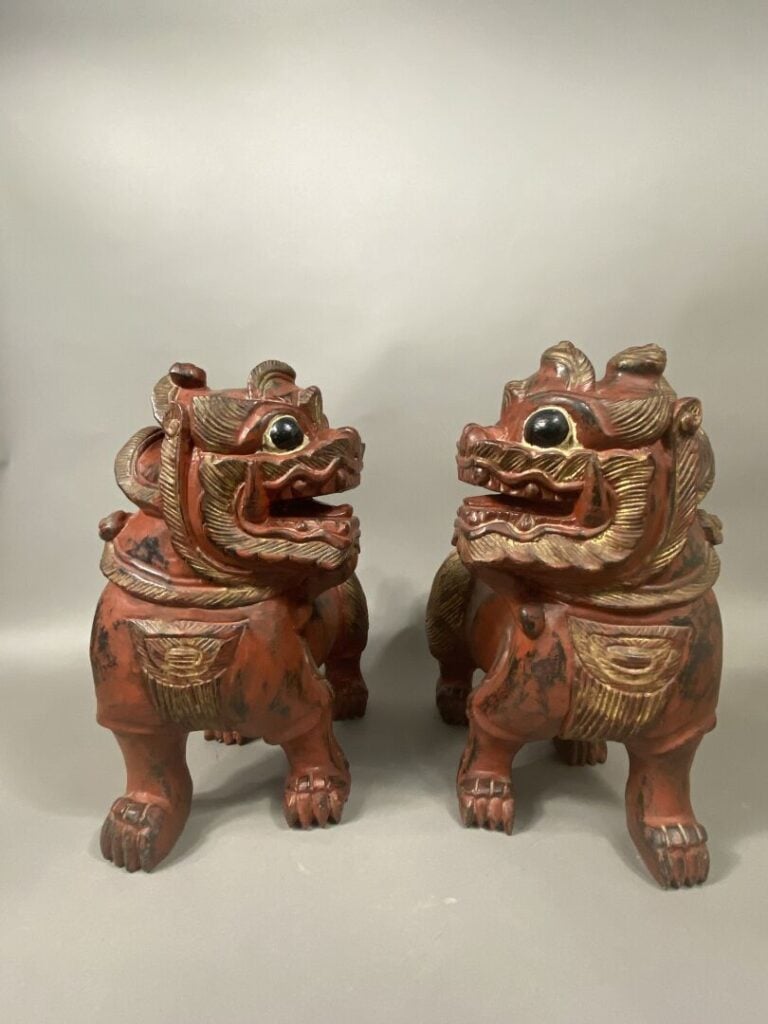 Chine - Paire de chien de Fô en bois sculpté laqué rougé et doré se tenant debo…