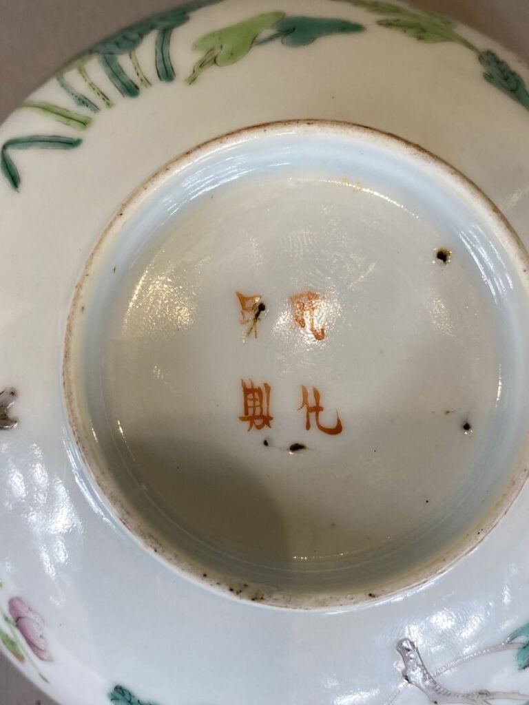 Chine - Paire de coupelles en émaux polychromes dans le style de la famille ros…