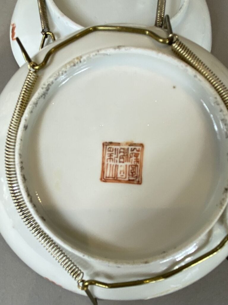 Chine - Paire de coupelles en émaux polychromes dans le style de la famille ros…
