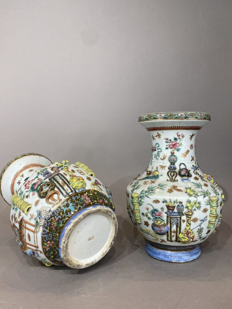 Chine - Paire de vases balustres en céramique émaillée dans le style de la fami…