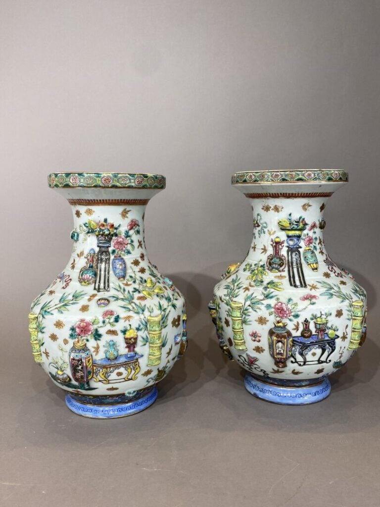 Chine - Paire de vases balustres en céramique émaillée dans le style de la fami…