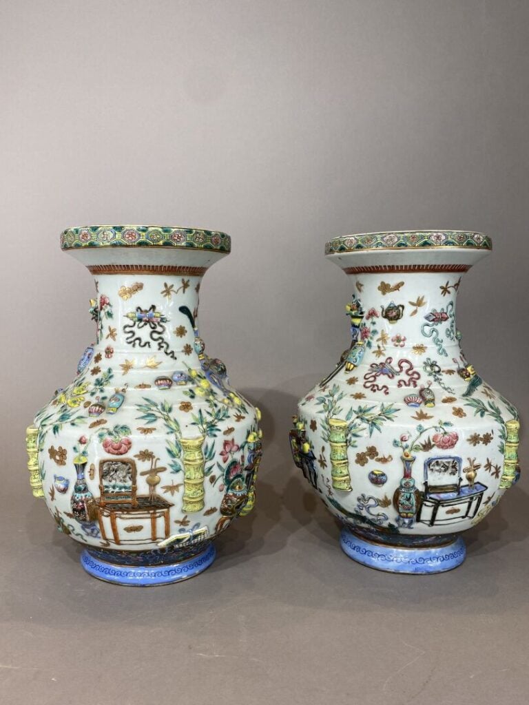 Chine - Paire de vases balustres en céramique émaillée dans le style de la fami…