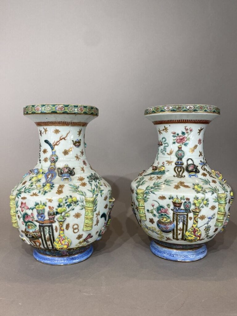 Chine - Paire de vases balustres en céramique émaillée dans le style de la fami…