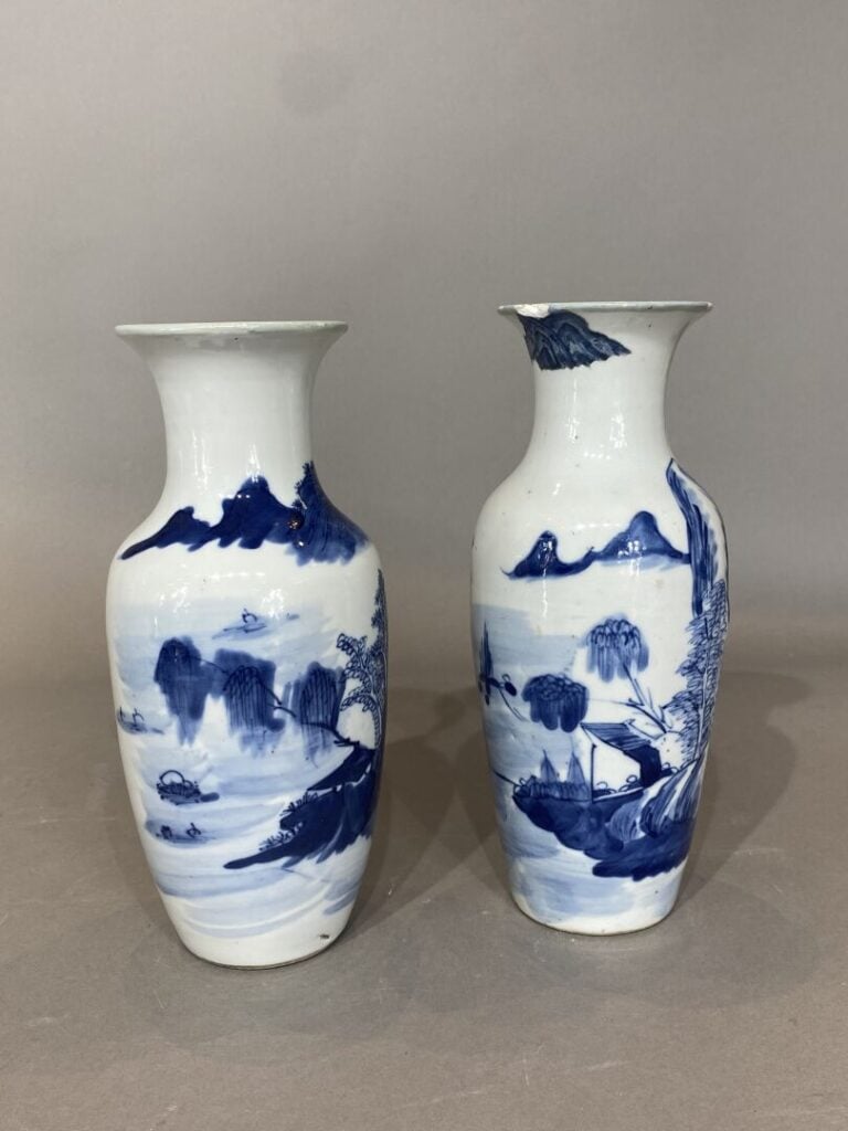 Chine - Paire de vases balustres en porcelaine émaillée bleu blanc à décor d'un…