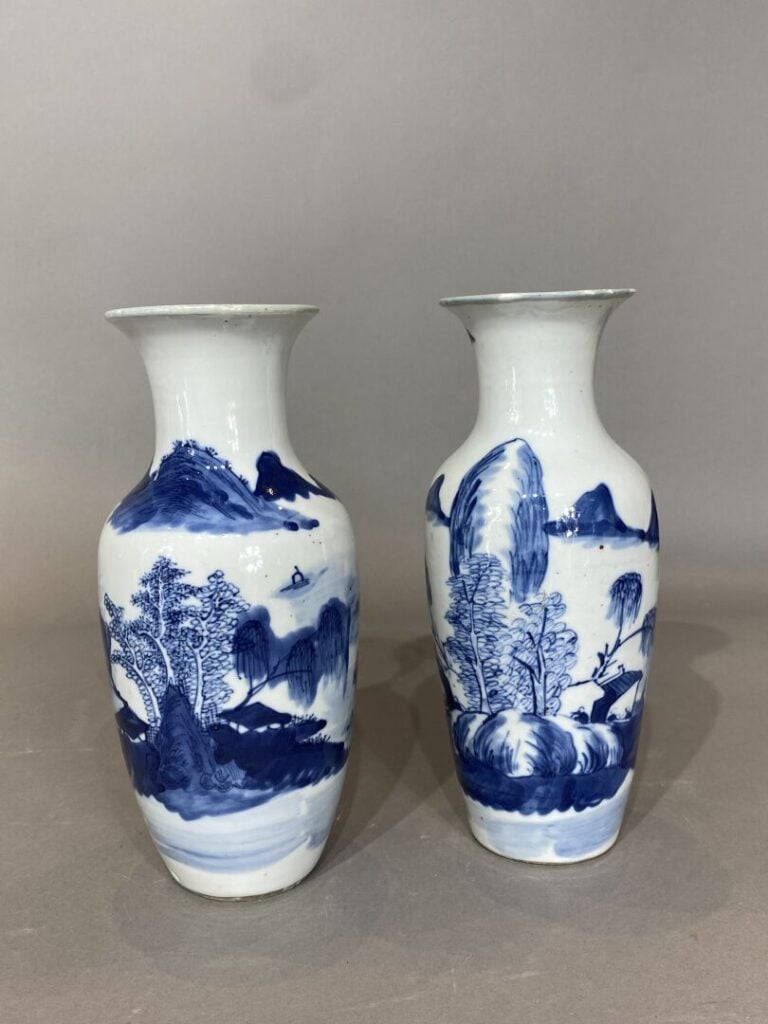 Chine - Paire de vases balustres en porcelaine émaillée bleu blanc à décor d'un…