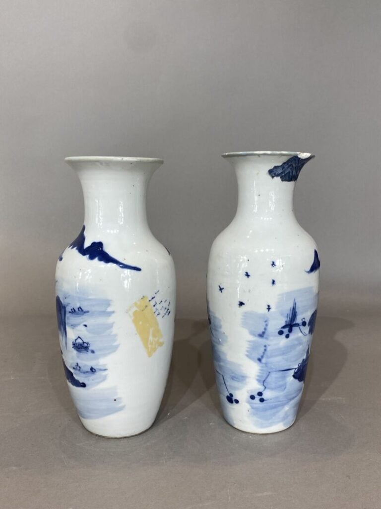 Chine - Paire de vases balustres en porcelaine émaillée bleu blanc à décor d'un…