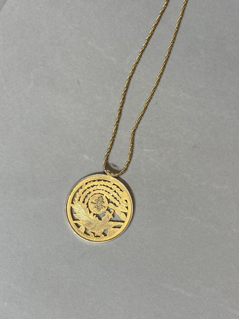Chine - Pendentif en métal doré à décor ajouré d'un phénix et caractère. - D: 6…