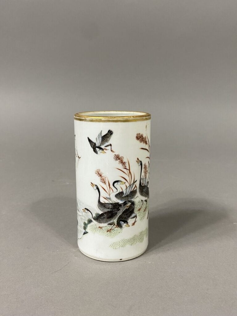 Chine - Petit pot à pinceau en céramique émaillée à décor d'oies dans un étang…