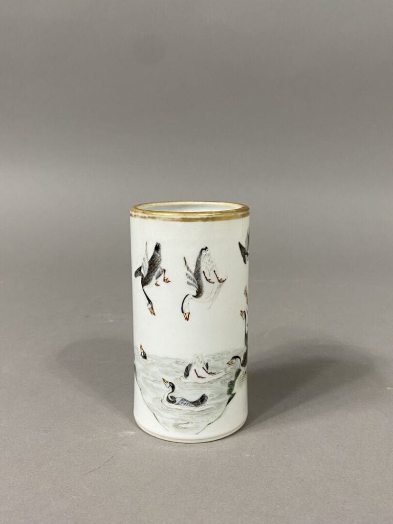 Chine - Petit pot à pinceau en céramique émaillée à décor d'oies dans un étang…
