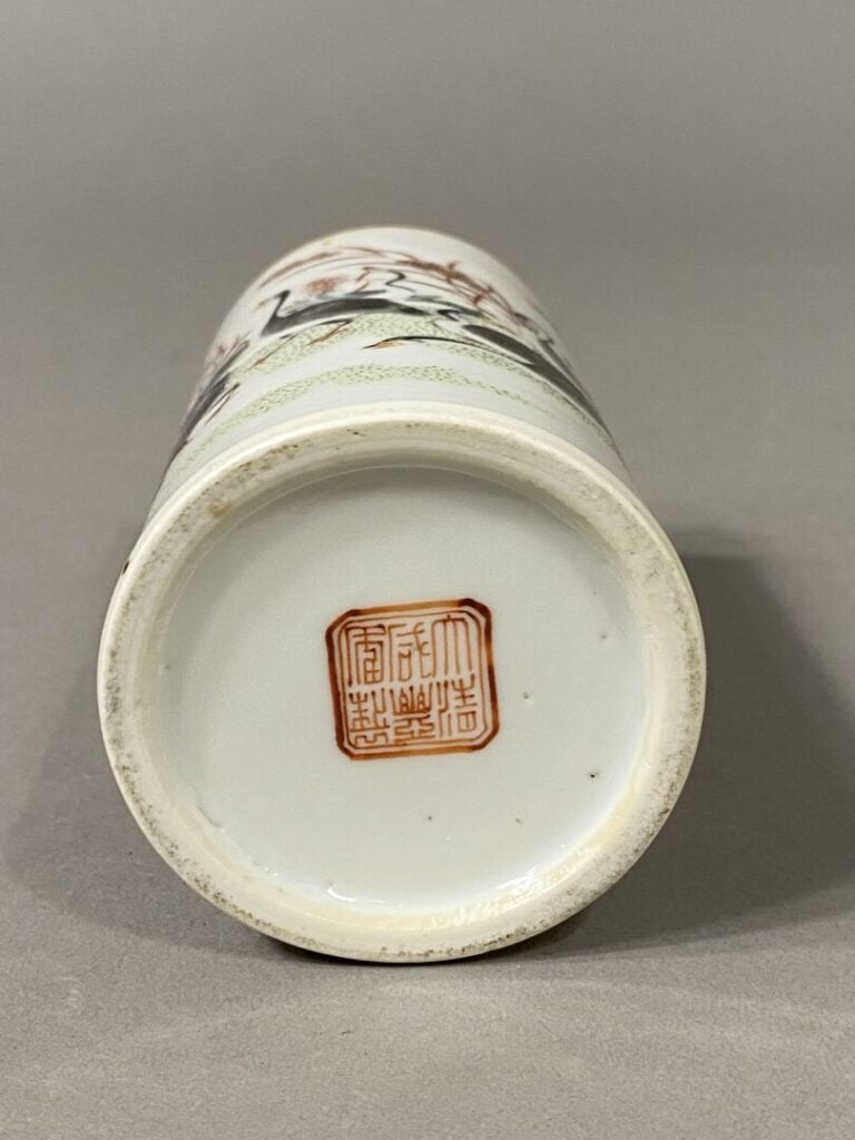 Chine - Petit pot à pinceau en céramique émaillée à décor d'oies dans un étang…
