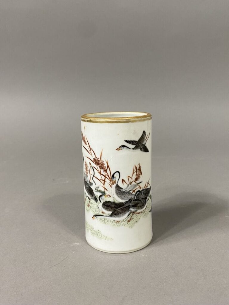 Chine - Petit pot à pinceau en céramique émaillée à décor d'oies dans un étang…
