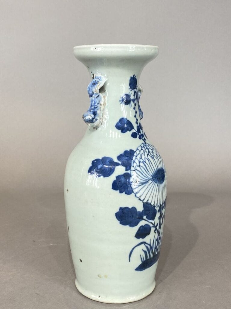 Chine - Petit vase en céramique émaillée bleu à décor de fleurs et rinceaux. An…