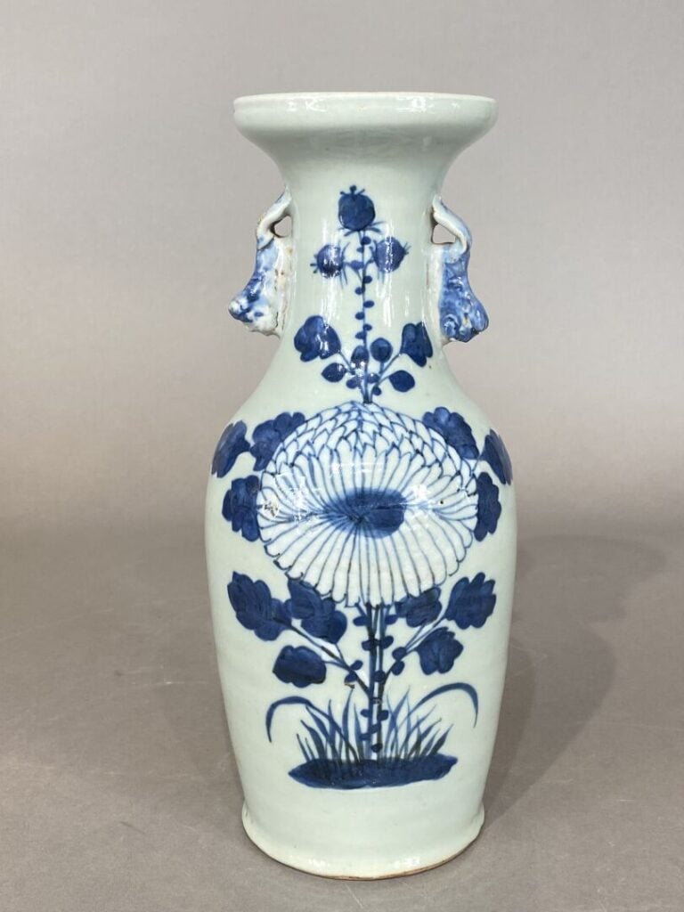 Chine - Petit vase en céramique émaillée bleu à décor de fleurs et rinceaux. An…
