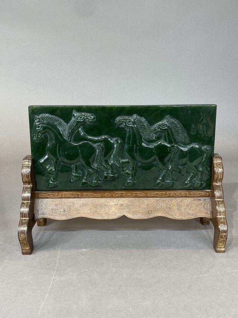 Chine - Plaque rectangulaire en jade sculpté de chevaux sur un socle en bois et…