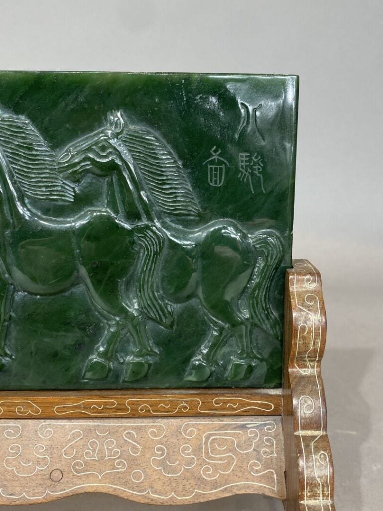Chine - Plaque rectangulaire en jade sculpté de chevaux sur un socle en bois et…
