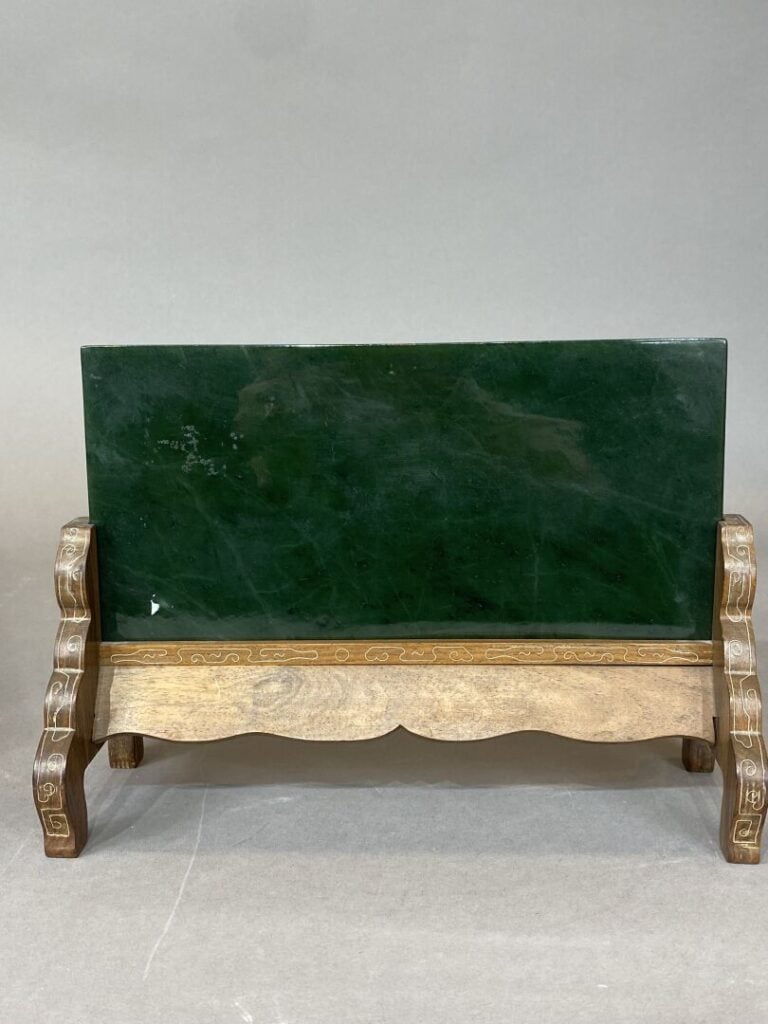 Chine - Plaque rectangulaire en jade sculpté de chevaux sur un socle en bois et…