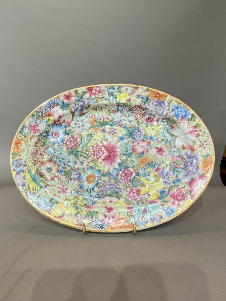Chine - Plat de forme ovale en porcelaine dans le style de la famille rose à dé…