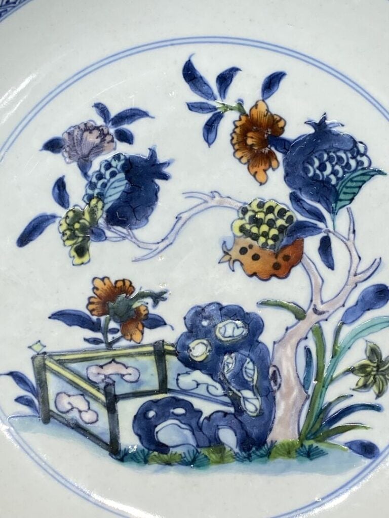 Chine - Plat en céramique émaillée dans le style Doucai, à décor de grenadiers,…