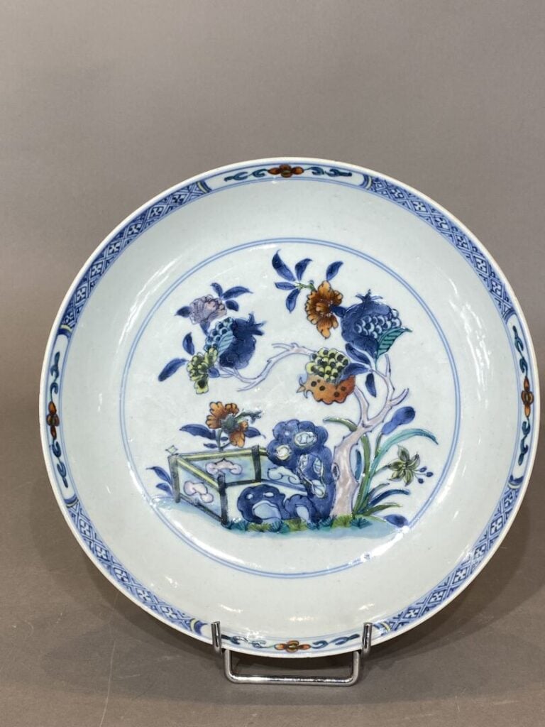 Chine - Plat en céramique émaillée dans le style Doucai, à décor de grenadiers,…