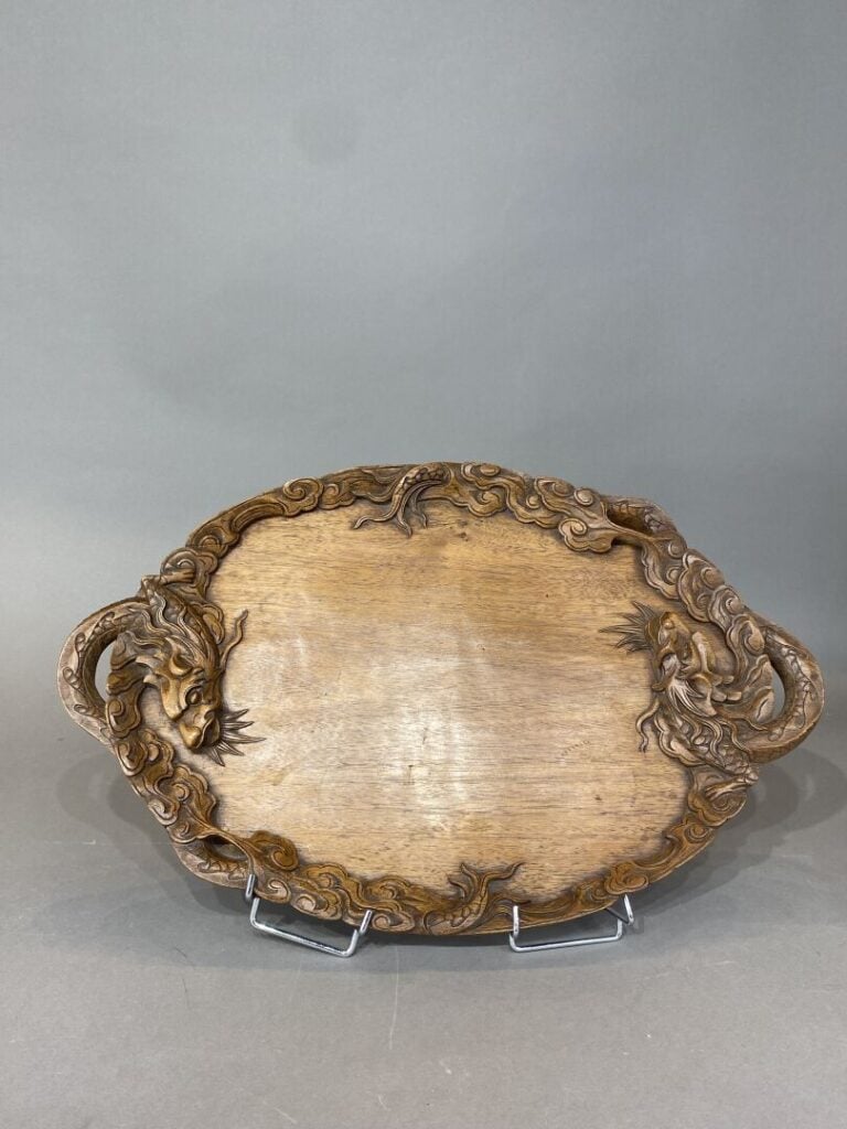 Chine - Plateau en bois clair sculpté à décor de deux dragons parmi les nuages…