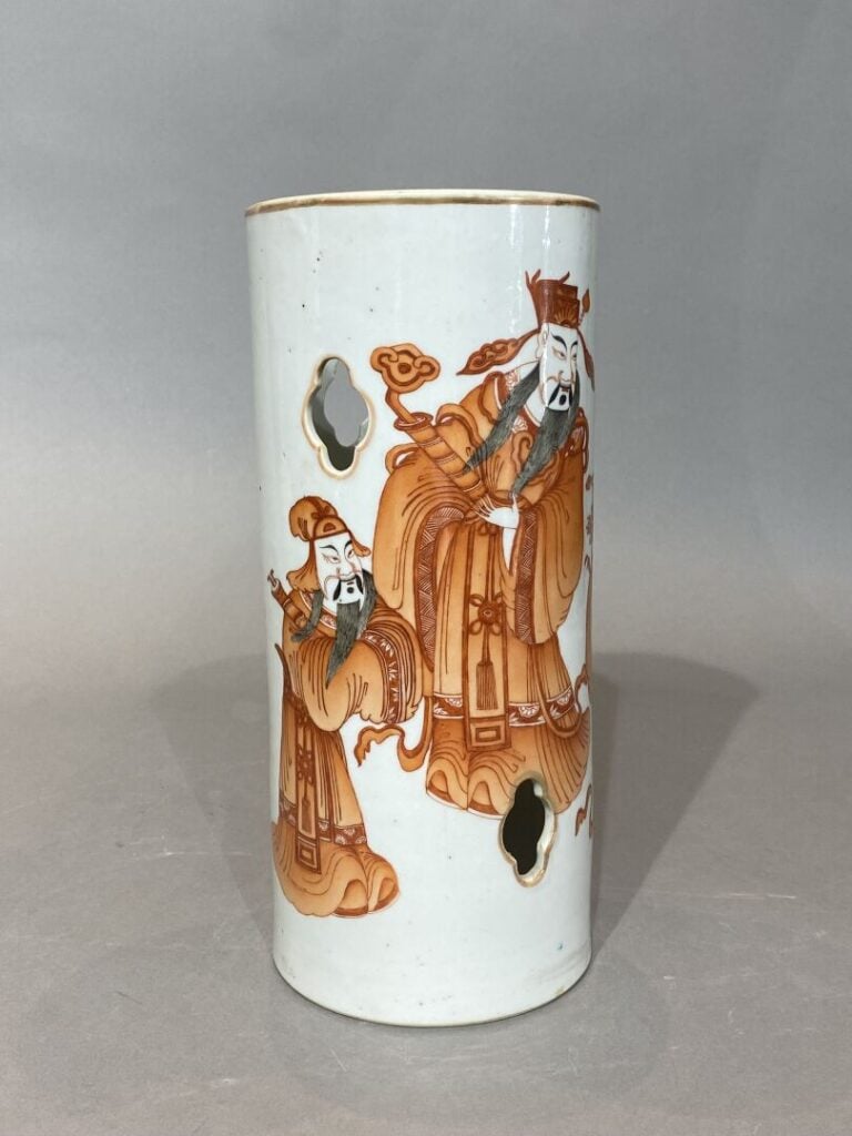 Chine - Porte-chapeaux en porcelaine émaillée dans les tons rouge de fer à déco…