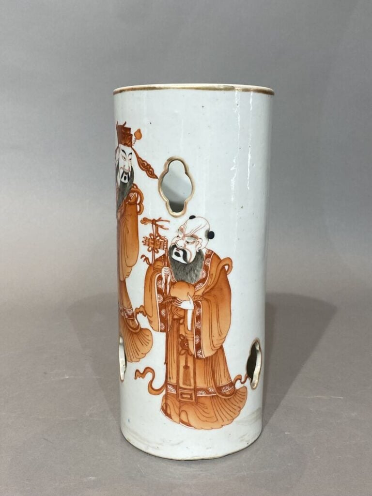 Chine - Porte-chapeaux en porcelaine émaillée dans les tons rouge de fer à déco…