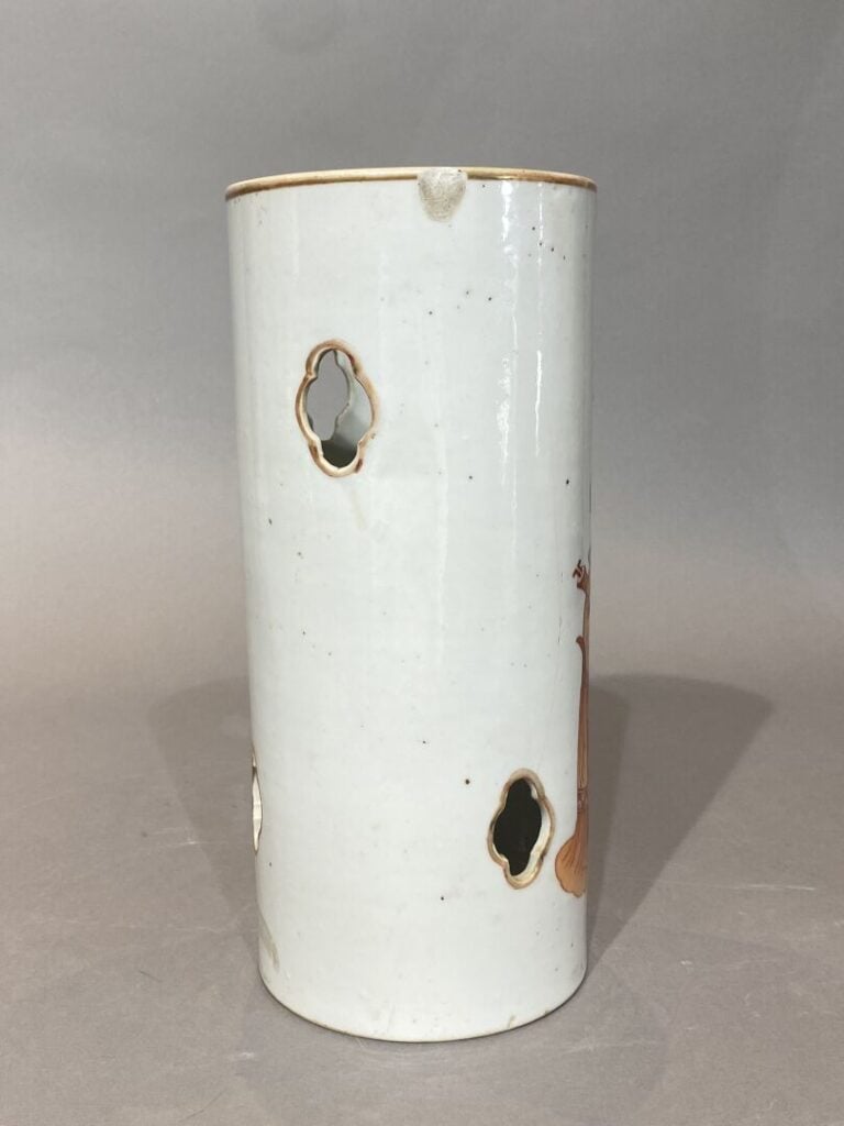 Chine - Porte-chapeaux en porcelaine émaillée dans les tons rouge de fer à déco…