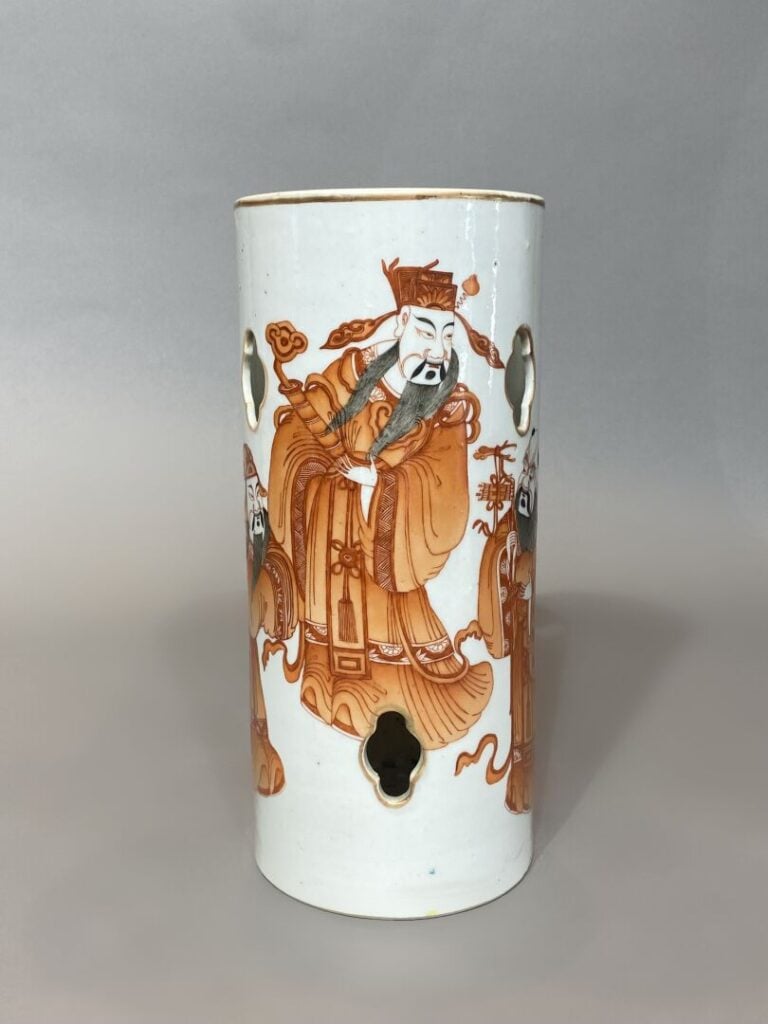 Chine - Porte-chapeaux en porcelaine émaillée dans les tons rouge de fer à déco…