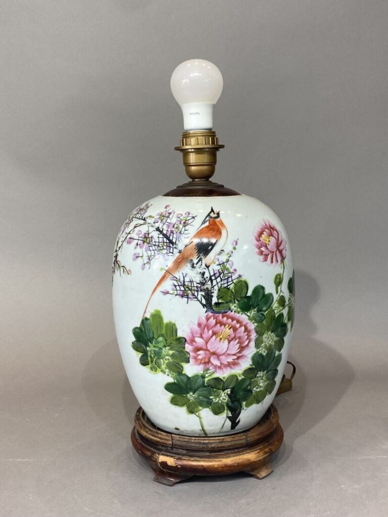 Chine - Pot à gingembre en porcelaine émaillée à décor d'oiseau branché - H: 28…
