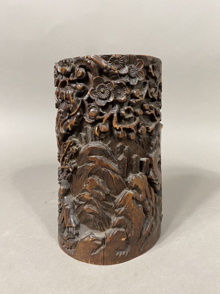 Chine - Pot à pinceau en bambou sculpté à décor de personnages dans un paysage…