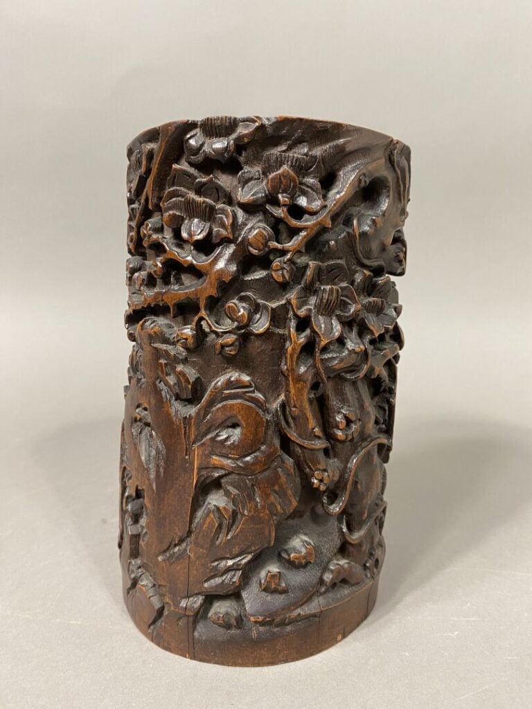 Chine - Pot à pinceau en bambou sculpté à décor de personnages dans un paysage…